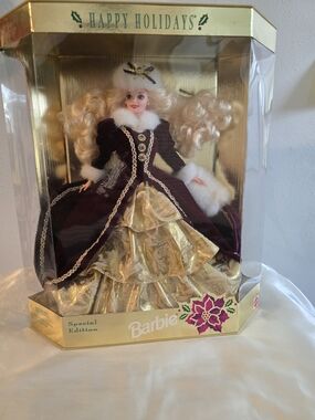 1998 Holiday Barbie Special Edition – Elegant Burgundy & Gold Gown, NRFB Collect